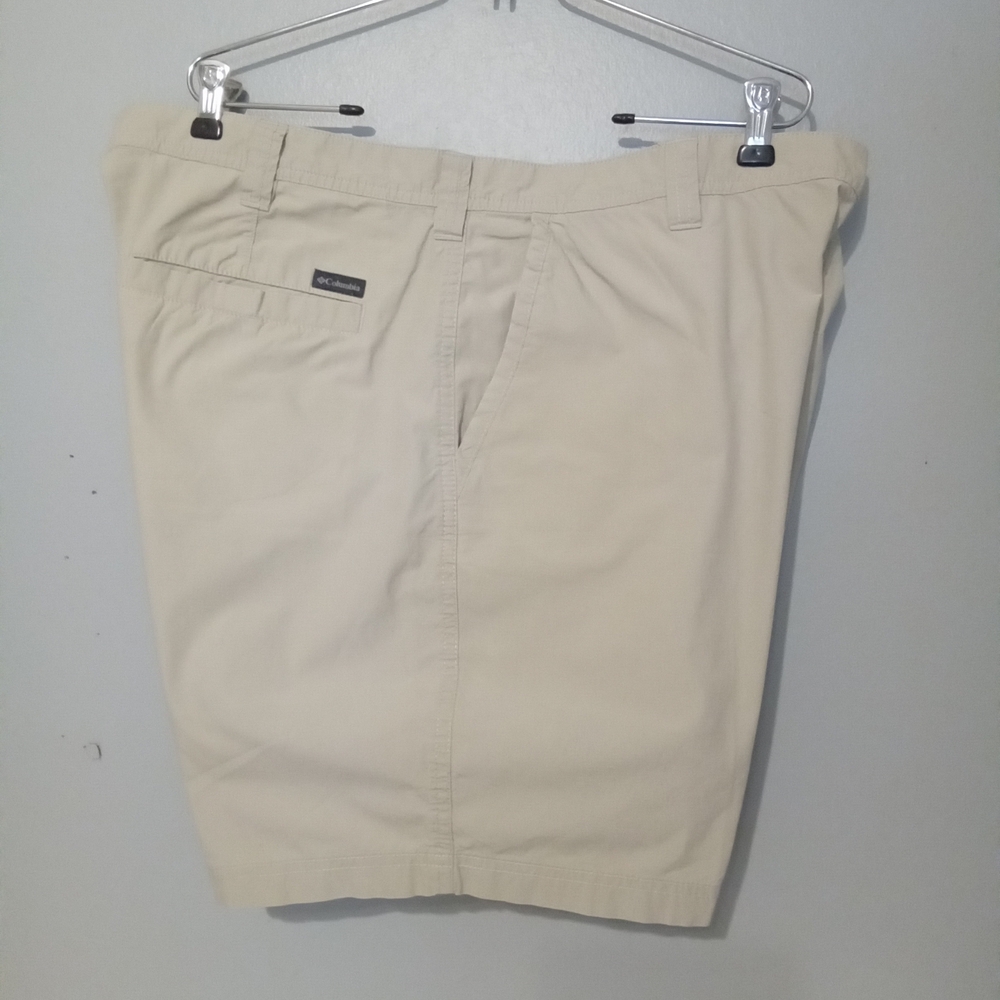 COLUMBIA Men's Tan Flat Front Shorts ❤️